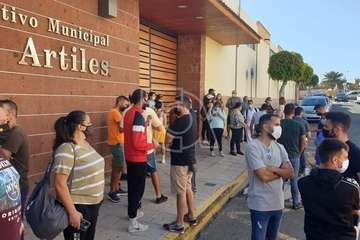 Protesta de los trabajadores del Paco Artiles y encuentro al aire libre con el alcalde en Arnao/TA.
